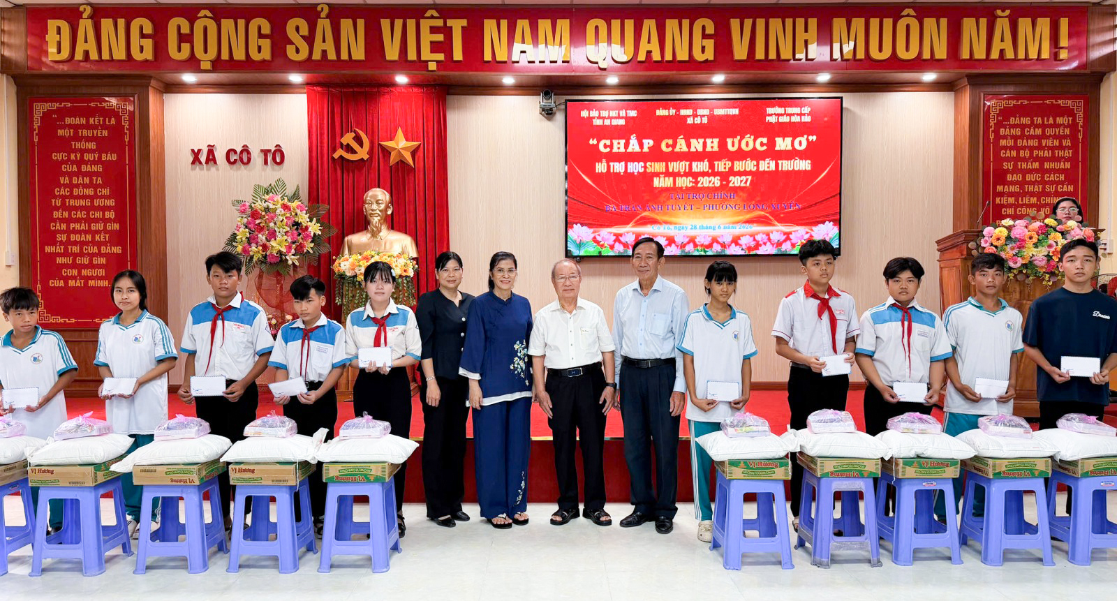 Trao tặng 200 phần quà cho học sinh mồ côi, khuyết tật có hoàn cảnh khó khăn xã Cô Tô