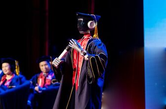 Bất ngờ robot hình người lên bục diễn thuyết, 'tuyển dụng' tân cử nhân VinUni