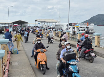 Người điều khiển mô tô, xe gắn máy, xe thô sơ kinh doanh vận chuyển hành khách, hàng hóa phải có biển hiệu, trang phục quy định