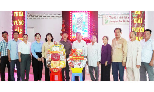 Sở Dân tộc và Tôn giáo tỉnh An Giang thăm Ban Trị sự Phật giáo Hòa Hảo xã Bình Thạnh Đông