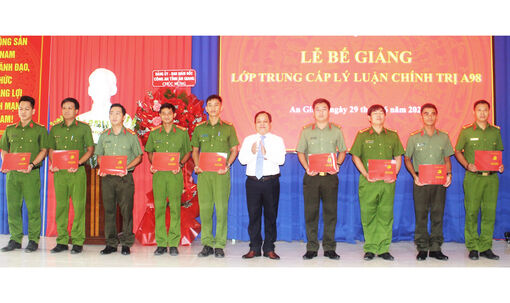 Trường Chính trị Tôn Đức Thắng bế giảng lớp trung cấp lý luận chính trị hệ tập trung A98