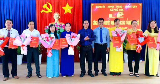 Xã Phú Hòa công bố các quyết định về công tác tổ chức và cán bộ