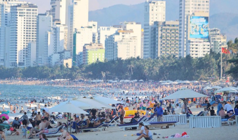 Du lịch đảo lộn vì nắng nóng cực đoan