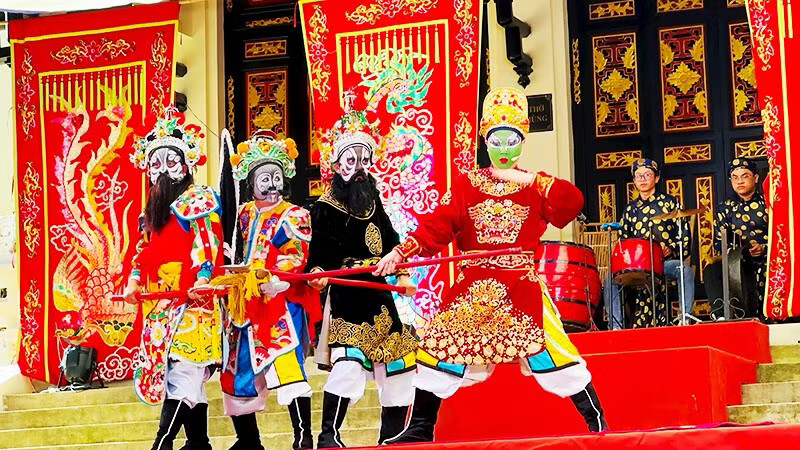Hát bội đang đến gần công chúng
