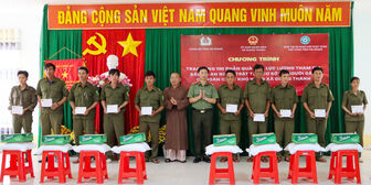 Công an tỉnh An Giang tặng quà lực lượng bảo vệ an ninh, trật tự ở cơ sở và người dân có hoàn cảnh khó khăn