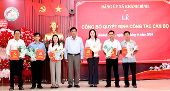 Đảng ủy xã Khánh Bình trao quyết định công tác cán bộ