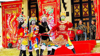 Hát bội đang đến gần công chúng