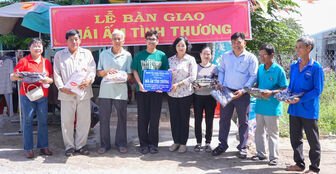 Bàn giao 2 căn nhà Mái ấm tình thương tại xã Phú Tân