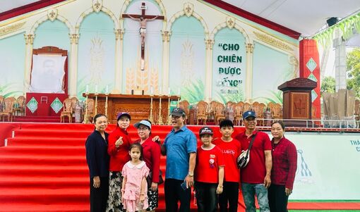 Ba thế hệ cùng hành hương về Tắc Sậy trước lễ tuyên phong Chân phước cha Trương Bửu Diệp