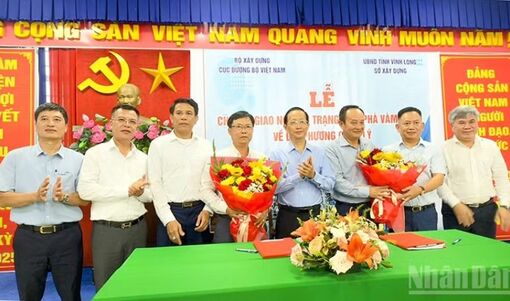 Bàn giao nguyên trạng Cụm phà Vàm Cống về tỉnh Vĩnh Long quản lý