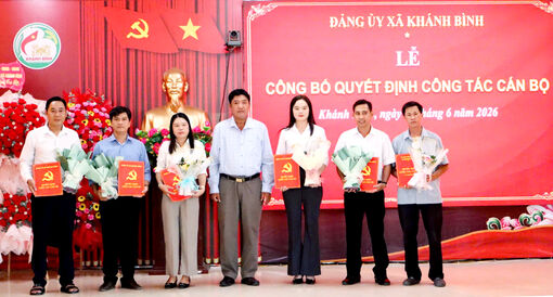 Đảng ủy xã Khánh Bình trao quyết định công tác cán bộ
