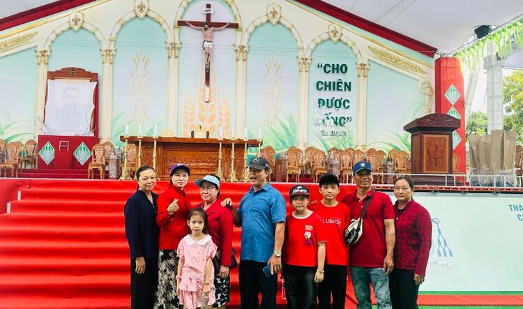 Ba thế hệ cùng hành hương về Tắc Sậy trước lễ tuyên phong Chân phước cha Trương Bửu Diệp