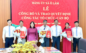 Xã Ô Lâm công bố và trao quyết định công tác tổ chức, cán bộ