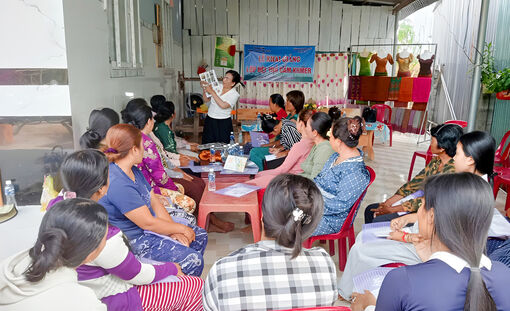 Lao động nông thôn xã An Cư tham gia lớp dệt thổ cẩm