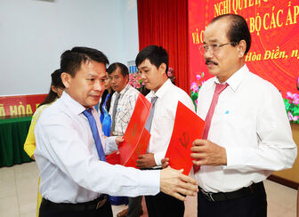 Đảng ủy xã Hòa Điền công bố quyết định về tổ chức bộ máy các ấp sau sắp xếp