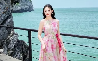 Khoe khéo vai trần gợi cảm cùng váy maxi cổ yếm ngày hè