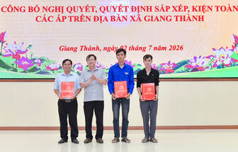 Xã Giang Thành công bố các nghị quyết, quyết định sắp xếp, kiện toàn các ấp