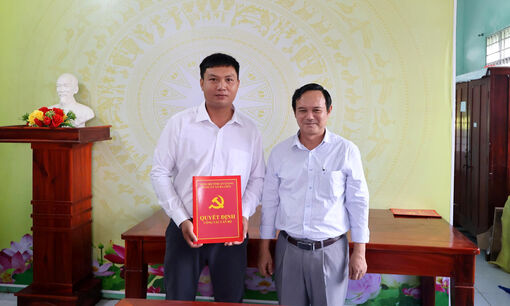 Ban Thường vụ Đảng ủy xã Ba Chúc trao quyết định về công tác cán bộ và sắp xếp tổ chức chi bộ