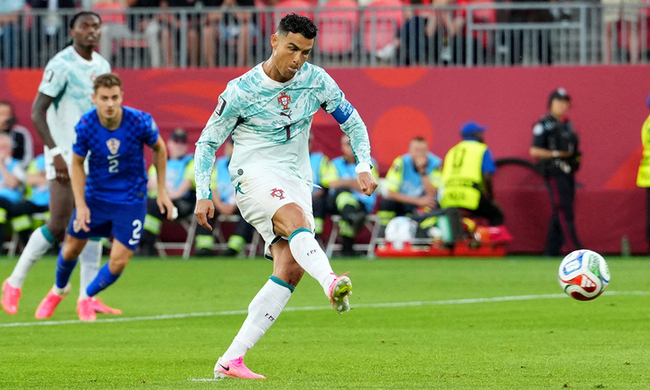 Khoảnh khắc Ronaldo 41 tuổi lần đầu tiên phá 'lời nguyền' 20 năm ở World Cup