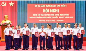 Bộ Tư lệnh Vùng Cảnh sát biển 4 trao quyết định nâng bậc lương, thăng quân hàm quân nhân chuyên nghiệp