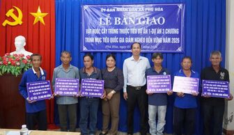 Phú Hòa bàn giao hơn 322 triệu đồng hỗ trợ cây trồng, vật nuôi cho hộ cận nghèo, hộ mới thoát nghèo