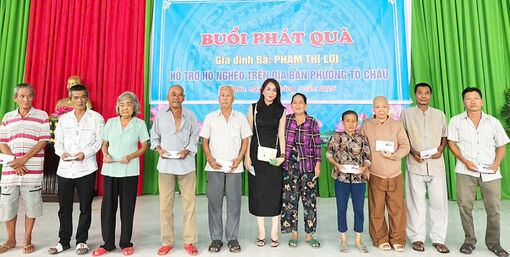 Trao 37 suất quà cho người dân phường Tô Châu