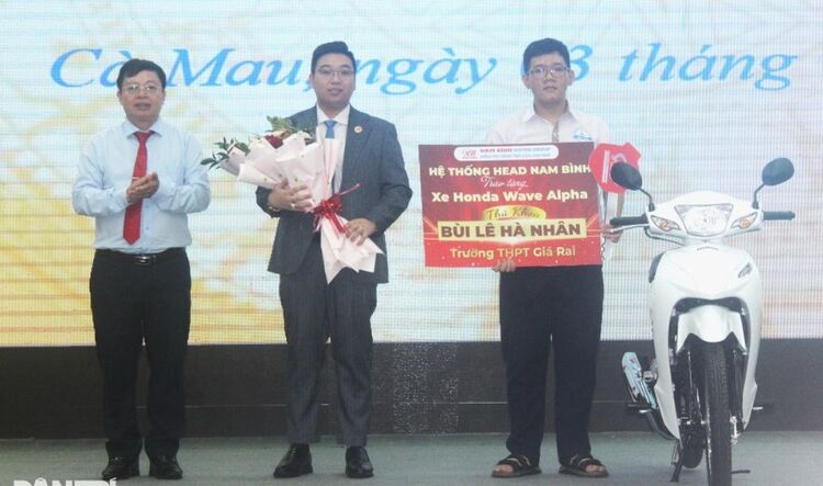 Thủ khoa tốt nghiệp THPT ở Cà Mau được tặng xe máy hơn 19 triệu đồng