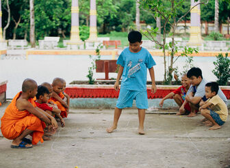 Rộn ràng lớp học hè dưới mái chùa Khmer