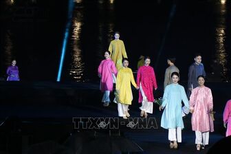 Tôn vinh vẻ đẹp áo dài Huế bên dòng sông Hương