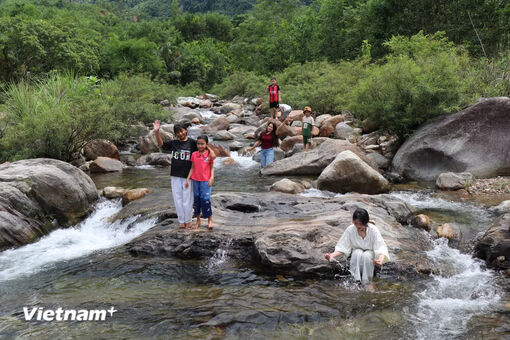 Quảng Ngãi: Vẻ đẹp hoang sơ của hồ sinh thái Rà Hách-Suối Ruông giữa đại ngàn