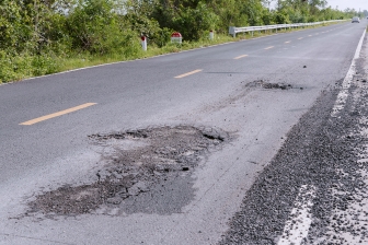 Quốc lộ N1 qua xã Giang Thành vừa nâng cấp đã xuống cấp