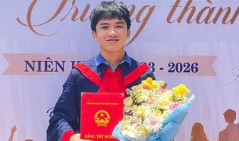 Chàng trai "núi rừng" Gia Lai và triết lý học tập "ngược dòng" của thủ khoa kép