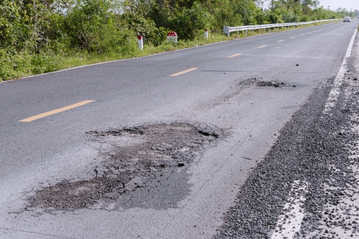 Quốc lộ N1 qua xã Giang Thành vừa nâng cấp đã xuống cấp