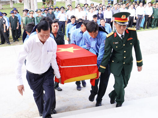 Đón Đội K92, K93 hoàn thành nhiệm vụ quy tập 170 hài cốt liệt sĩ về nước