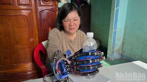 Học sinh chế tạo găng tay thông minh tặng mẹ