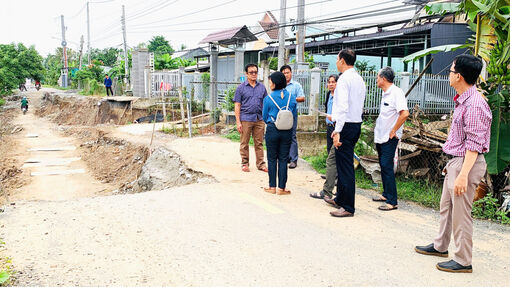 Kiểm tra thực tế tuyến sạt lở bờ Bắc kênh Đòn Dong tại xã Phú Hòa