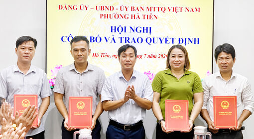 Phường Hà Tiên công bố quyết định chuẩn y, chỉ định nhân sự cấp ủy chi bộ