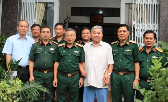 Thượng tướng Lê Quang Minh, Phó Chủ nhiệm Tổng cục Chính trị QĐND Việt Nam thăm, tặng quà Thượng tướng Bùi Văn Huấn