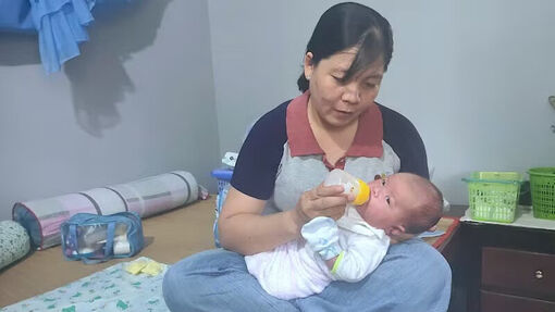 Cà Mau tìm thân nhân bé trai bị bỏ rơi trước nhà dân
