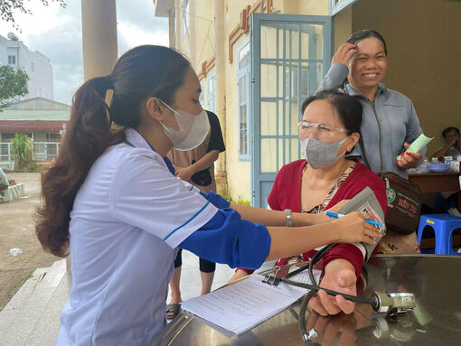 Những áo trắng tình nguyện