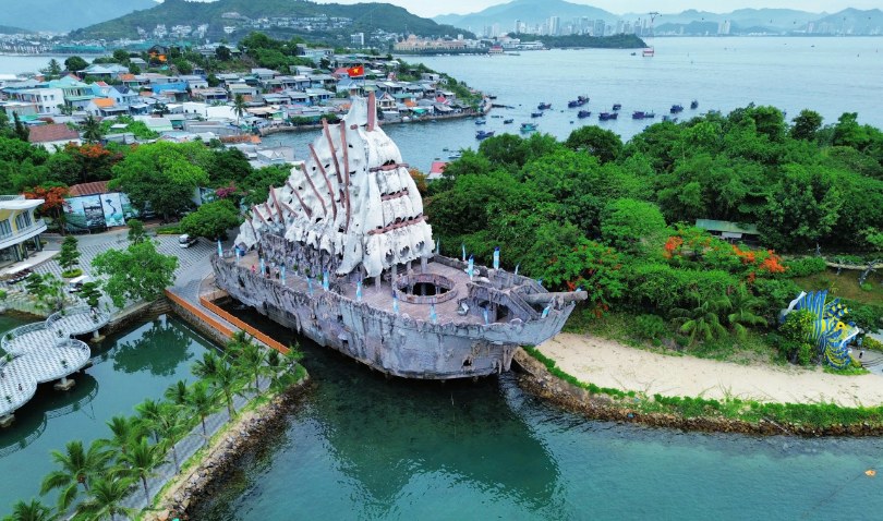Độc đáo thủy cung trong con tàu "hóa thạch" giữa vịnh Nha Trang