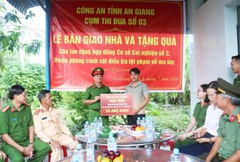 Cụm Thi đua số 3 Công an tỉnh An Giang bàn giao nhà cho nhân viên lao động hợp đồng