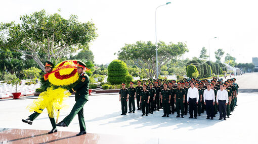 Thượng tướng Lê Quang Minh viếng Nghĩa trang liệt sĩ tỉnh và Đền tưởng niệm Anh hùng liệt sĩ và Người có công tỉnh