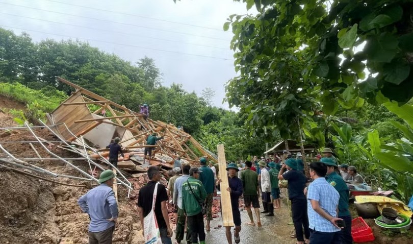 Mưa lớn ở Sơn La làm 18 ngôi nhà bị thiệt hại, 8 điểm giao thông ách tắc