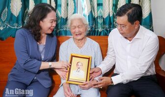 Phó Chủ tịch nước Võ Thị Ánh Xuân thăm, tặng quà Mẹ Việt Nam Anh hùng và gia đình chính sách tại An Giang