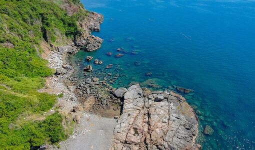 Bãi biển không cát hoang sơ ở Nha Trang thu hút du khách