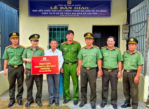 Công an tỉnh An Giang tặng quà lực lượng bảo vệ an ninh, trật tự ở cơ sở và người dân xã Tri Tôn