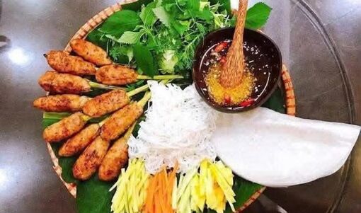 Nem lụi Huế - hương vị bình dị níu chân thực khách