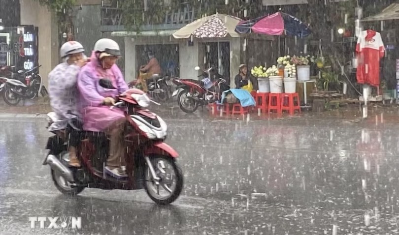Thời tiết ngày 10/7: Bắc Bộ mưa dông, Trung Bộ nắng nóng