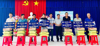 Xã Hòa Lạc bàn giao 7 căn nhà Đại đoàn kết và trao quà cho lực lượng an ninh cơ sở